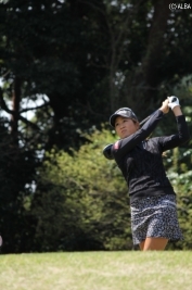 藤本麻子、前半乱調でスコアを崩したが、何とか首位をキープ!(撮影:ALBA)