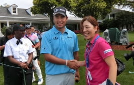 見学に訪れた宮里美香と握手をかわす松山英樹(撮影:ALBA)