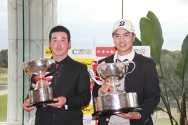 プロの部優勝の宇佐美祐樹とアマの部を制した佐戸理人さん(左)