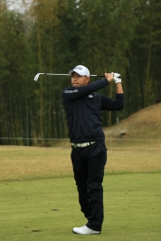 ショットを確認する小平智、強い意志で20代を牽引する(撮影:前田俊二)