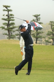 14日は雨が降りしきる中入念にコースを確認(撮影:前田俊二)