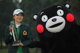 悲願の初優勝を果たした菊地絵理香をクマモンが祝福(撮影:ALBA)