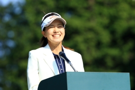 表彰式で最高の笑顔をギャラリーに見せた藤田光里、賞金ランクも3位に浮上!(撮影:福田文平)