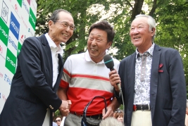 “レジェンド2人”に祝福される奥田靖己(撮影:ALBA)