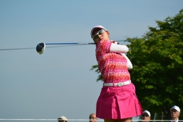 首位に立った小楠梨紗<提供:LPGA>