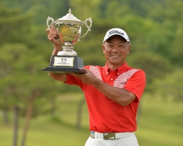 完全優勝でツアー2勝目を果たした崎山武志(写真提供:PGA)