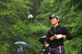 矢野東、荒天の中“66”をマーク!単独首位に(撮影:ALBA)
