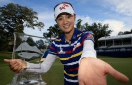 得意の8番アイアンで見事優勝を決めたチェ・ナヨン(Photo by Sam Greenwood/Getty Images)