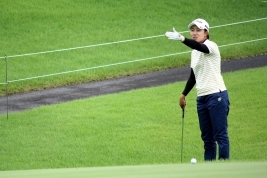 グリーンを入念にチェックする前田陽子!