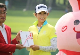 最終日“64”でベストスコア賞となった金田久美子