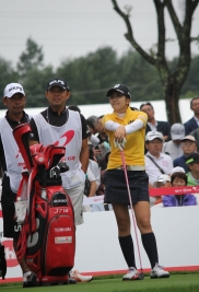 5バーディ・ノーボギーの“67”で初優勝へ向け、首位発進(撮影:ALBA)