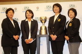 会見に参加した日本女子プロゴルフ協会会長で大会会長の小林浩美、大会実行委員長の原田香里、大会コースセッティング担当の岡本綾子、昨年覇者の鈴木愛の4人(撮影:ALBA)
