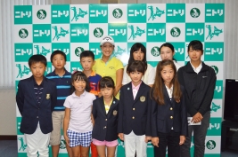 地元のジュニアゴルファーとつかの間の休息を楽しんだ藤田光里(提供:大会広報)
