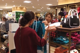 お客様にぴったりのウエアをコーディネート!<提供:大会事務局>