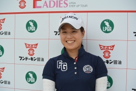 後半で5つ伸ばした澤井瞳が首位に!(写真提供:LPGA)