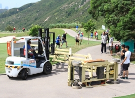 強風により倒れたリフトカー 海沿いの高台にあるコースは風の影響をもろに受ける