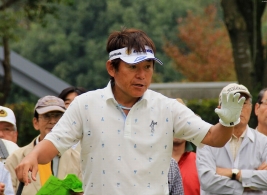 3打差を追う尾崎直道 残すは18ホールだ(撮影:ALBA)