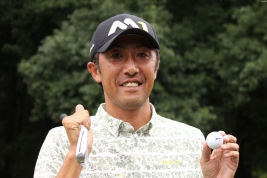 17番でホールインワンを達成した沖野、7番アイアンを手にニッコリ(撮影:ALBA)