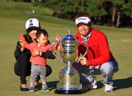 松村道央、かわいい息子の前でツアー5勝目!(撮影:ALBA)