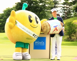 優勝副賞のお米を寄贈した金庚泰(撮影:ALBA)