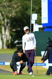 新キャディと最終調整を行う横峯さくら(撮影:福田文平)