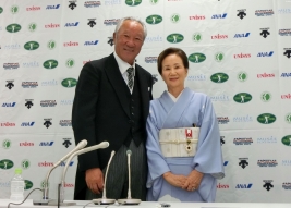 感謝の気持ちを込めて勲章をチエ夫人に(撮影:ALBA)