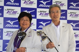 新『JPX EIII』の発表会に登場した岡本綾子と山田久志(撮影:ALBA)