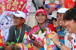 仲間に支えられ、目標を達成したイ・ボミ!(撮影:ALBA)