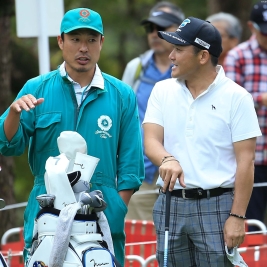 今週は谷口拓也がキャディ 丸山ヘッドコーチのサポートにまわる(撮影:米山聡明)