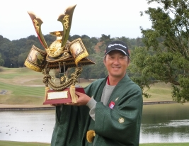 シニアルーキーで初優勝を達成した秋葉真一(撮影:ALBA)