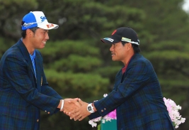 前年優勝者の松山英樹とガッチリ握手(撮影:米山聡明)