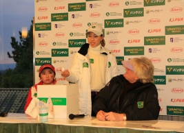 組み合わせの一部は抽選で決定 くじを引く上田桃子(撮影:ALBA)