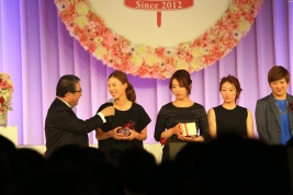 表彰式では笑顔を見せつつも国内女子ツアーの現状を厳しく見据える(撮影:福田文平)