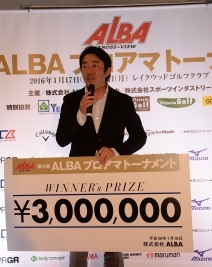 優勝賞金を手に喜びを語る山下和弘(撮影:高木昭彦)