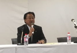 シニアツアーの日程を発表する倉本昌弘会長
