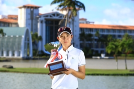 プロ転向後初優勝を飾った佐藤絵美(撮影:福田文平)