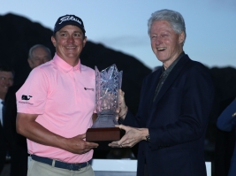 クリントン元大統領からトロフィーを贈られたダフナー(Photo by Jeff Gross/Getty Images)