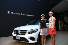 無償貸与を受けるGLCと共に写真におさまる松森彩夏と森美穂(撮影:福田文平)