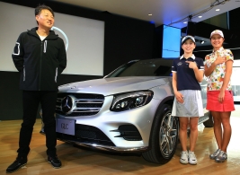 メルセデス・ベンツ日本株式会社の上野金太郎社長と『GLC』の前で記念撮影を行う、森美穂(左)と松森彩夏(右)(撮影:福田文平)