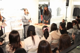 イベントの最後に出てきた特大ケーキに笑顔を見せる葭葉(中央)(撮影:津田陽蔵)