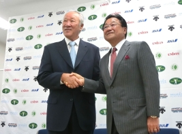 ガッチリ握手をかわす青木功会長と倉本昌弘PGA会長(撮影:ALBA)