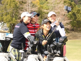 新しく加わった森田を初めとするチームPRGRで記念撮影(撮影:ALBA)