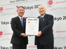 調印した色紙と共に笑顔を見せる西井孝明氏と森喜朗氏(撮影:ALBA)