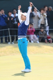 初優勝した時のパターに戻して3度目の正直V!(撮影:ALBA)