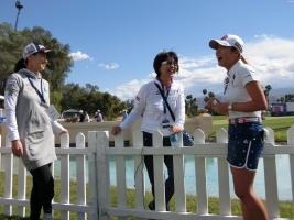 古閑美保、小林会長と談笑するボミ(撮影:ALBA)