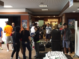 会場に中止の決定をうけ荷物をまとめる選手達(撮影:ALBA)