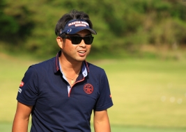 花粉症対策用のサングラスをかけて最終調整を行った(撮影:福田文平)
