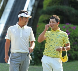 9アンダー単独首位でホールアウトして同組の池田勇太と談笑(撮影:米山聡明)