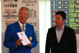 青木会長(左)とキャディ有志代表、小岸氏(撮影:ALBA)