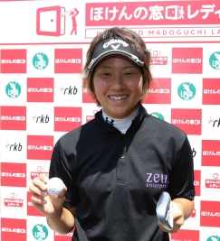 ホールインワンを達成し笑顔を見せる沖せいら(大会事務局提供)